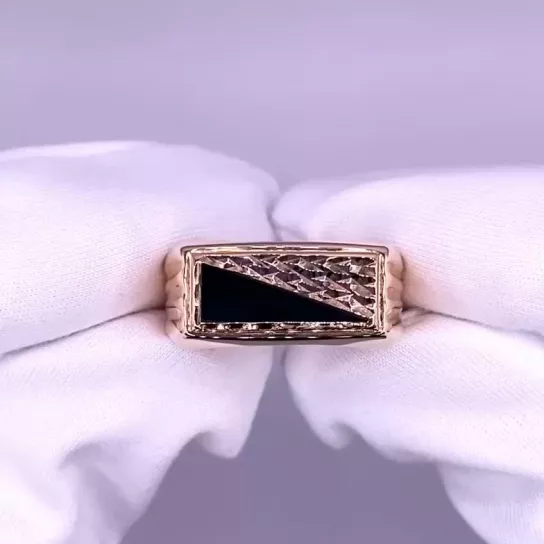 Кольцо с фианитом из золота